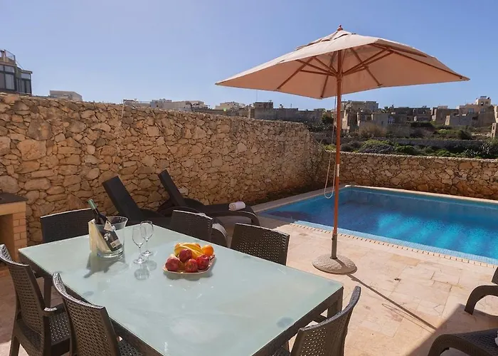 Make A Splash! 3br Farmhouse, Pool & Country Views Hébergement de vacances Munxar