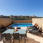 Tatil Evi Make A Splash! 3br Farmhouse, Pool & Country Views Munxar