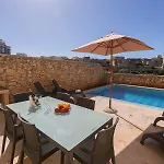 Make A Splash! 3br Farmhouse, Pool & Country Views Tatil Evi Munxar
