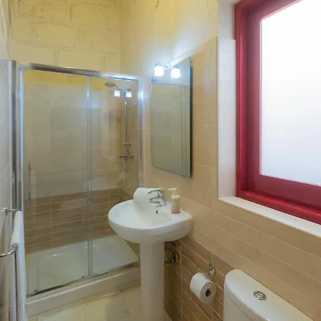 Make A Splash! 3br Farmhouse, Pool & Country Views Ferienhaus Munxar